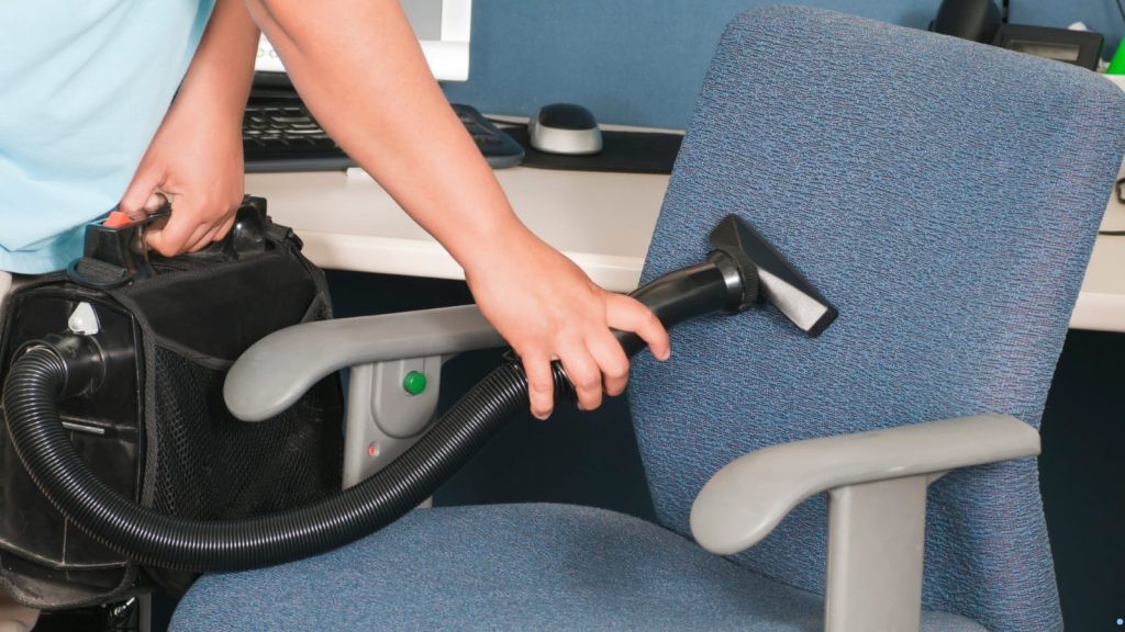 Cara Membersihkan Kursi Kantor Berbahan Kain
